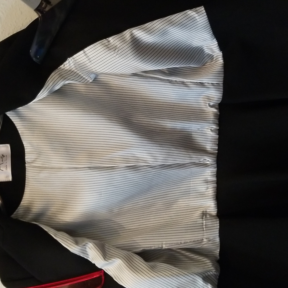 A black blazer made in Korea. - Picture 7 of 7